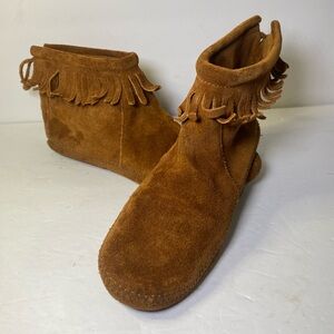Minnetonka moccasin booties size 9 womens brown fringe at ankle back zip